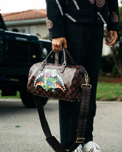 Carica l'immagine nel visualizzatore di Gallery, BORSA SPRAYGROUND MONEY CHASER MINI DUFFLE MARRONE