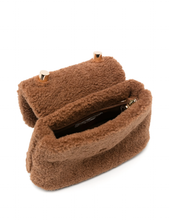Carica l'immagine nel visualizzatore di Gallery, Borsa in teddy con tracolla
