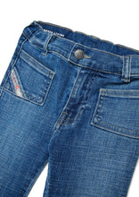 Carica l'immagine nel visualizzatore di Gallery, Jeans svasati neonata
