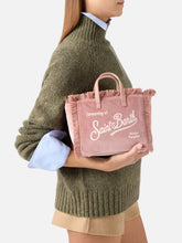 Carica l'immagine nel visualizzatore di Gallery, BORSA MINI VANITY ROSA IN VELLUTO CON RICAMO LOGO
