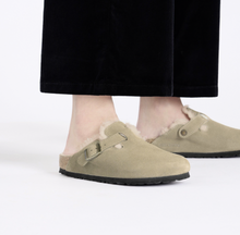 Carica l'immagine nel visualizzatore di Gallery, Birkenstock Boston taupe in pelliccia di agnello
