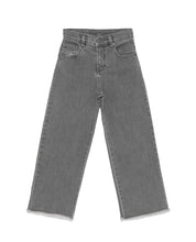 Carica l&#39;immagine nel visualizzatore di Gallery, Jeans con orlo sfrangiato
