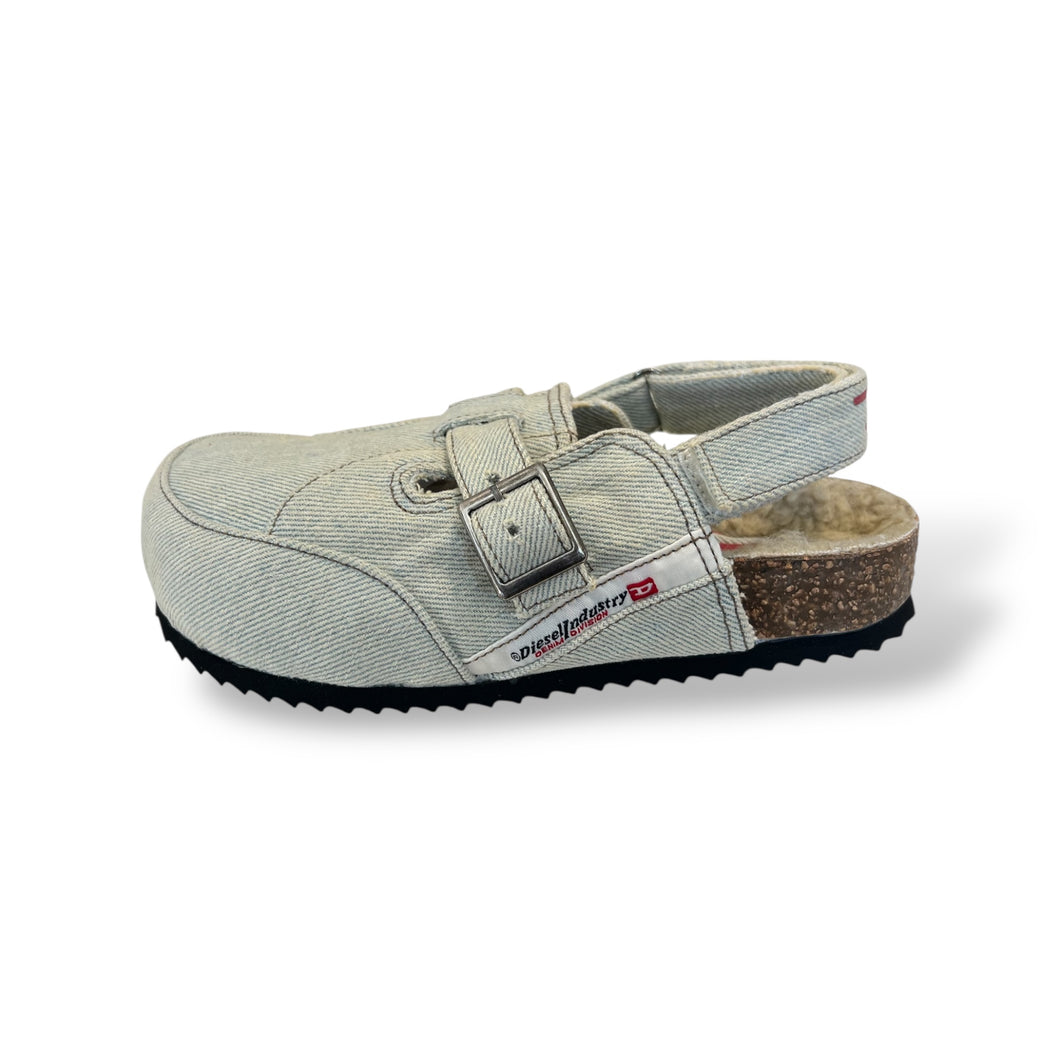 Slippers in denim