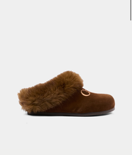 Carica l'immagine nel visualizzatore di Gallery, Slippers con logo e pelo
