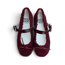 Carica l'immagine nel visualizzatore di Gallery, Ballerine bordeaux in teddy con cinturino
