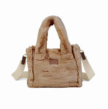 Carica l'immagine nel visualizzatore di Gallery, Borsa tote in ecopelliccia
