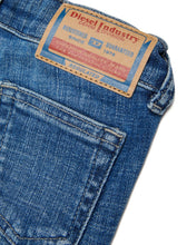 Carica l'immagine nel visualizzatore di Gallery, Jeans svasati neonata
