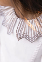Carica l'immagine nel visualizzatore di Gallery, Camicia a righe con colletto volante
