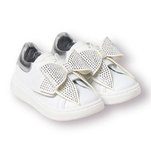 Sneakers da bambina con strappo