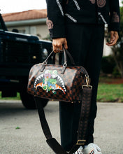 Carica l&#39;immagine nel visualizzatore di Gallery, BORSA SPRAYGROUND MONEY CHASER MINI DUFFLE MARRONE
