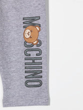 Carica l&#39;immagine nel visualizzatore di Gallery, MOSCHINO KIDS Pantaloni sportivi con stampa
